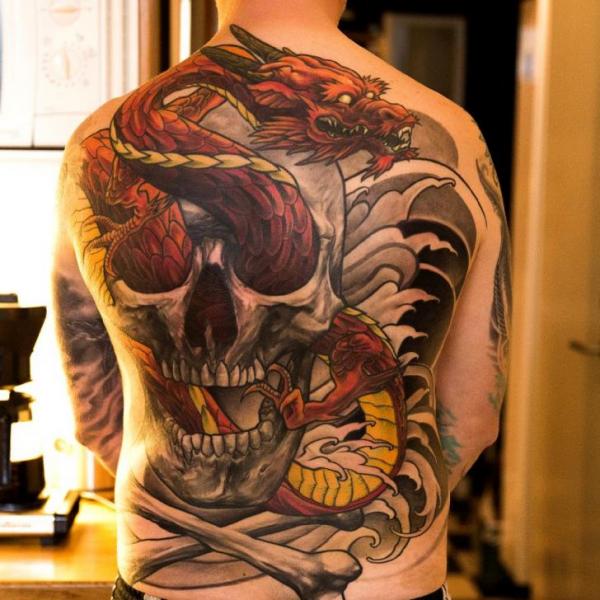 Totenkopf Rücken Drachen Tattoo von Wicked Tattoo