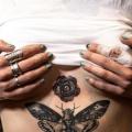 Blumen Bauch Motte tattoo von Wicked Tattoo
