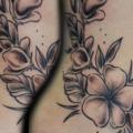 Blumen Seite tattoo von Die Stichelei