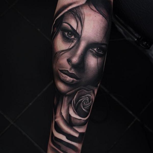 Tatuaje Brazo Flor Mujer por Nemesis Tattoo