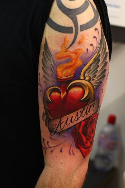 Tatouage Bras Cœur Ailes Flamme par Nemesis Tattoo