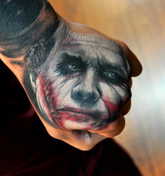 Tatuaż Fantasy Dłoń Joker przez Pure Vision Tattoo