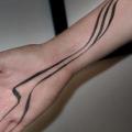 Arm Finger Dotwork Linien tattoo von Dots To Lines