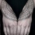 tatuaje Brazo Dotwork Geométrico por Dots To Lines