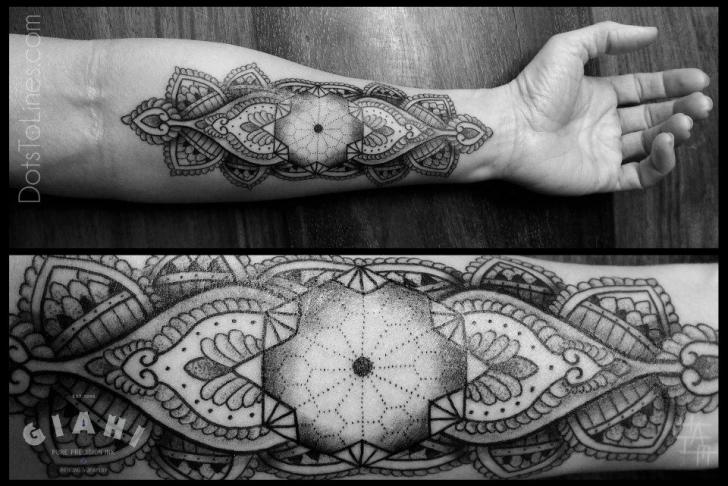 Tatuaje Brazo Dotwork por Dots To Lines