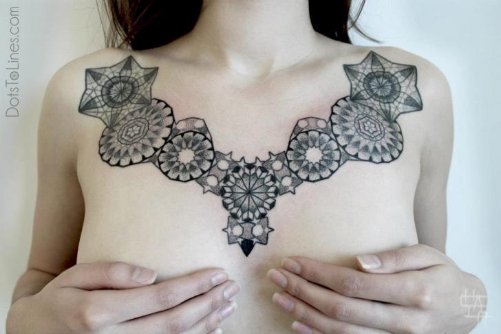 Tatuaggio Dotwork Seno di Dots To Lines