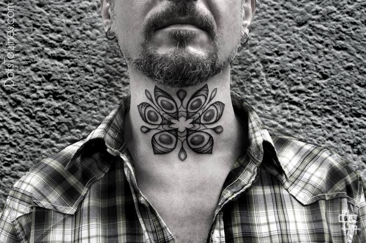 Tatuaje Flor Cuello Dotwork por Dots To Lines