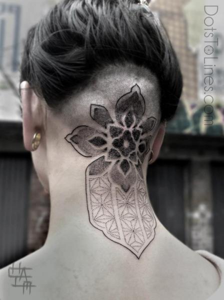 Tatuaggio Collo Dotwork di Dots To Lines