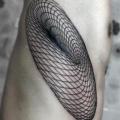 tatuaggio Fianco Dotwork Illusione ottica di Dots To Lines
