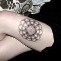 tatuaje Pierna Dotwork Muslo por Dots To Lines