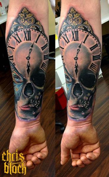 Tatuaje Brazo Reloj Cráneo por Fallout Tattoo