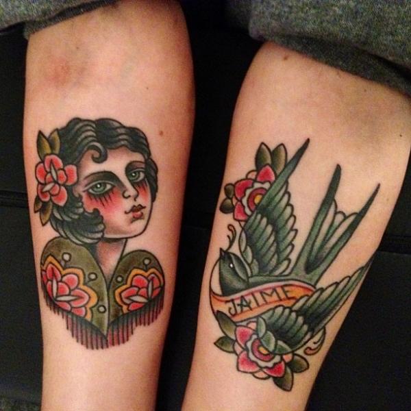 Tatuaje Brazo Old School Golondrina Mujer por Seven Devils