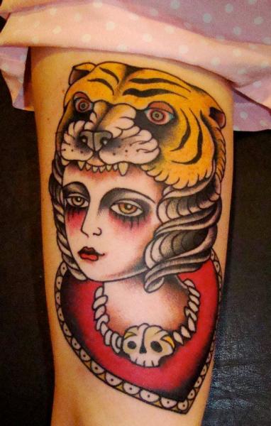 Tatuaje Old School Pierna Mujer Tigre por Seven Devils