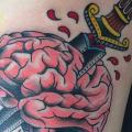 tatuaje Daga Muslo Cerebro por Seven Devils