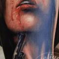 tatuaje Brazo Realista Mujer Pistola por Tattoo Ligans