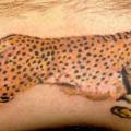 Realistische Bein Gepard tattoo von Vaso Vasiko Tattoo