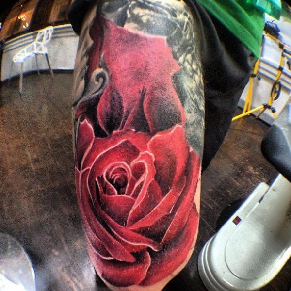 Tatuaggio Realistici Gamba Rose di Vaso Vasiko Tattoo