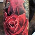 tatuaggio Realistici Gamba Rose di Vaso Vasiko Tattoo