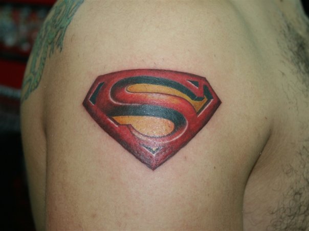 Tatuaje Hombro Logo Superman por Vaso Vasiko Tattoo