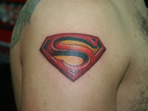 Tatuaż Ramię Logo Superman przez Vaso Vasiko Tattoo