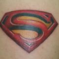 tatuaje Hombro Logo Superman por Vaso Vasiko Tattoo
