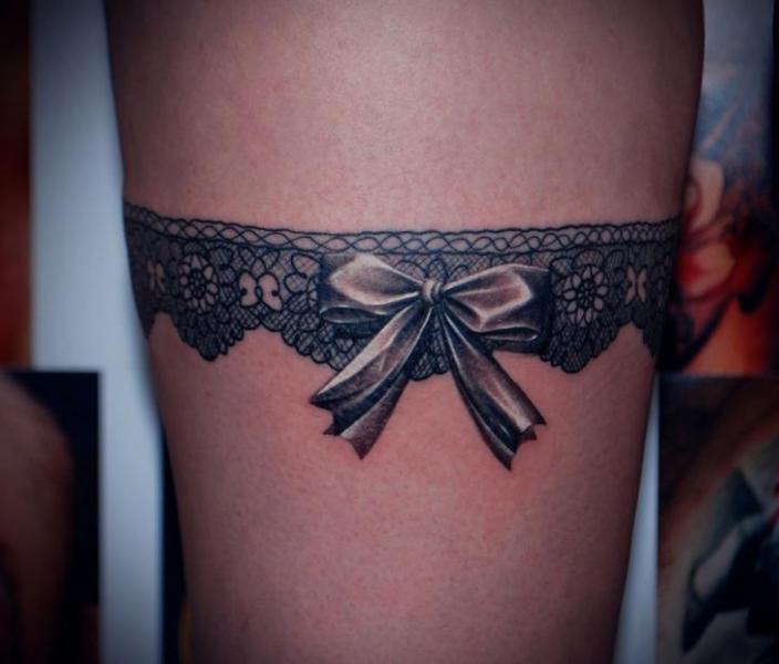 Tatuaje Cinta Muslo Liga por Vaso Vasiko Tattoo