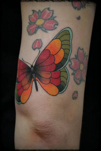 Tatouage New School Jambe Papillon par Elektrik Revolver