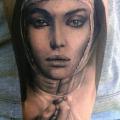Arm Realistische Nonne tattoo von Yomico Art