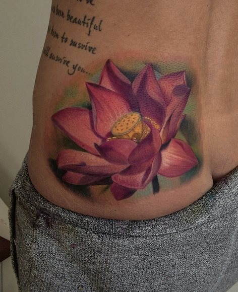 Realistische Blumen Seite Tattoo von Yomico Art