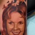 Arm Realistische Frauen tattoo von Rember Tattoos