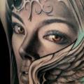 Schulter Frauen Flügel tattoo von Rember Tattoos