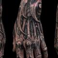Biomechanisch Hand tattoo von Spider Monkey Tattoos