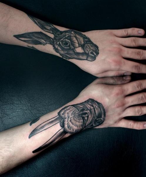 Hand Dotwork Hase Tattoo von Peter Aurisch