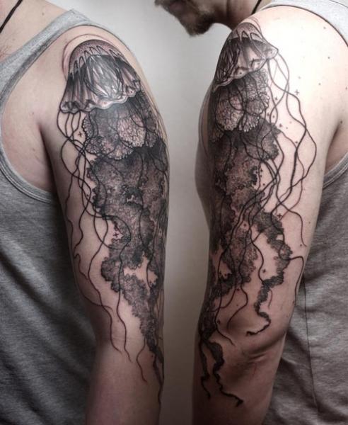 Tatuaggio Spalla Dotwork Medusa di Peter Aurisch