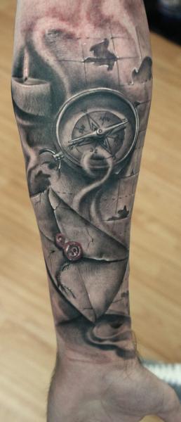 Arm Realistische Kompass Tattoo von Bio Art Tattoo