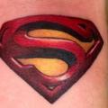 tatuaje Brazo Logo Superman por Requiem Body Art