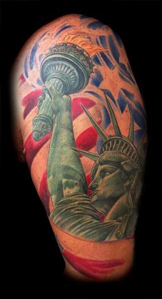 Tatouage Épaule Statue De La Liberté par Requiem Body Art