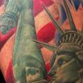 tatuaje Hombro Statue Liberty por Requiem Body Art