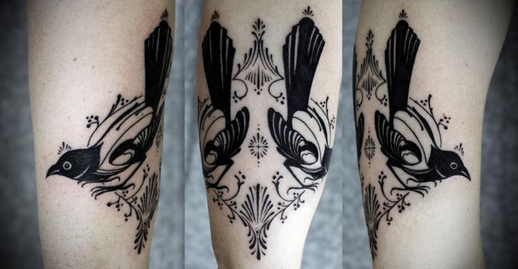 Tatuaje Brazo Dotwork Pájaro por David Hale
