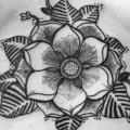 tatuaje Flor Pecho por David Hale