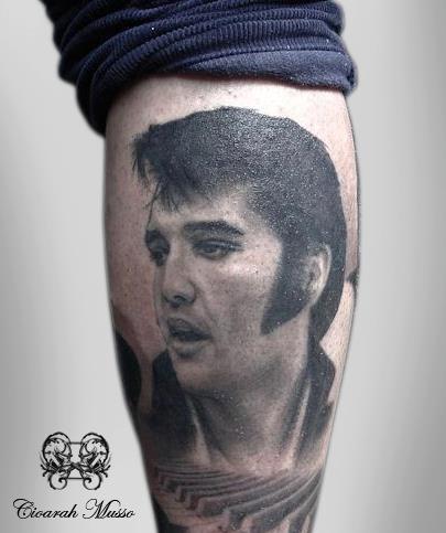 Tatuaje Brazo Realista Elvis por Otzi Tattoos