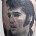 tatuaje Brazo Realista Elvis por Otzi Tattoos