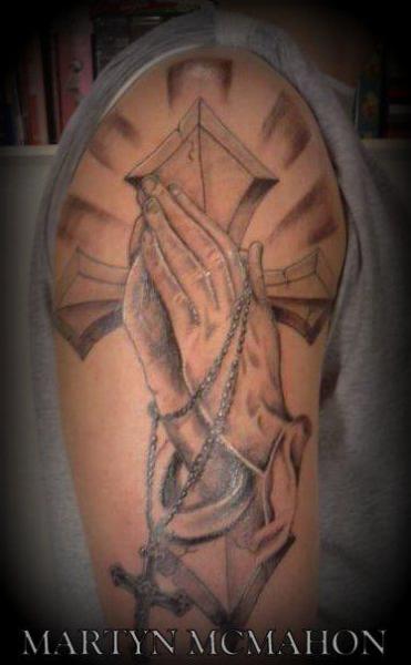 Tatuaje Hombro Manos Rezando Religioso por Otzi Tattoos