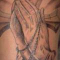 tatuaje Hombro Manos rezando Religioso por Otzi Tattoos