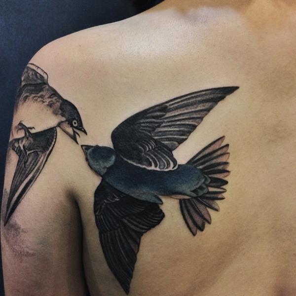 Tatuaje Hombro Pájaro por Allen Tattoo