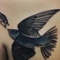 tatuaje Hombro Pájaro por Allen Tattoo