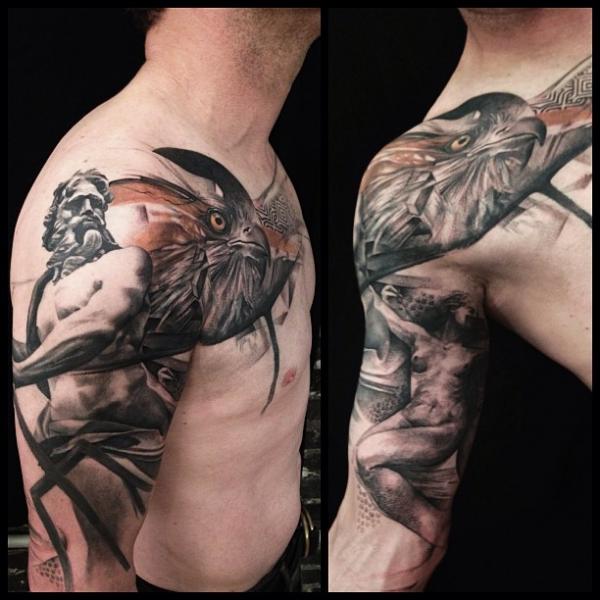 Tatuaje Hombro Cuervo por Allen Tattoo