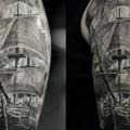 tatuaje Hombro Realista Galeón por Chris Gherman
