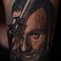 tatuaggio Braccio Ritratti Realistici Pistola di Nikko Hurtado