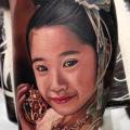 tatuaje Brazo Retrato Realista mujer por Nikko Hurtado